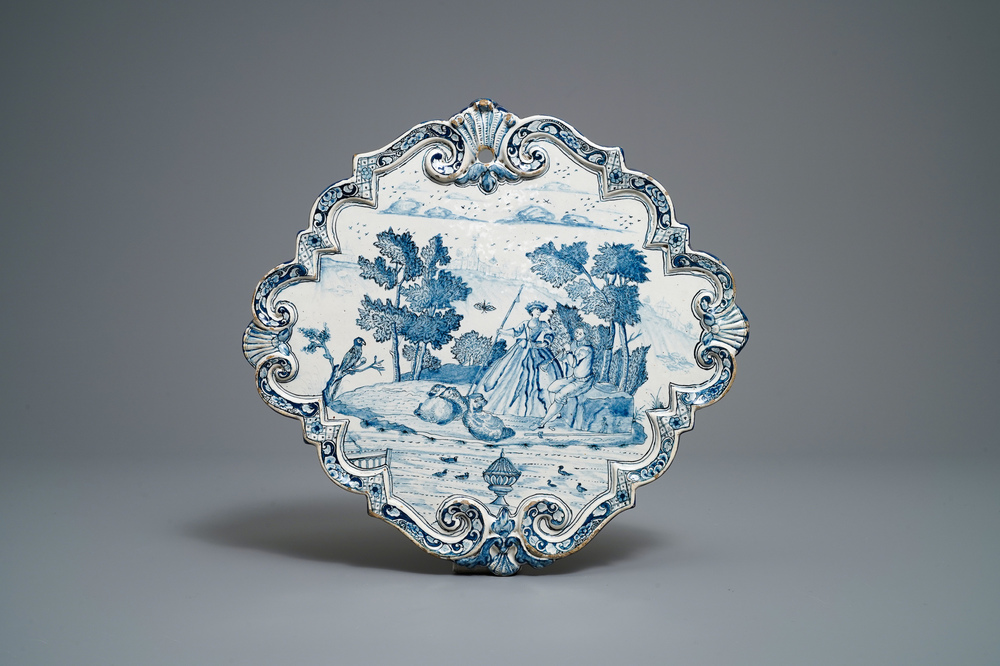 Une plaque en fa&iuml;ence de Delft en bleu et blanc &agrave; d&eacute;cor romantique, 18&egrave;me