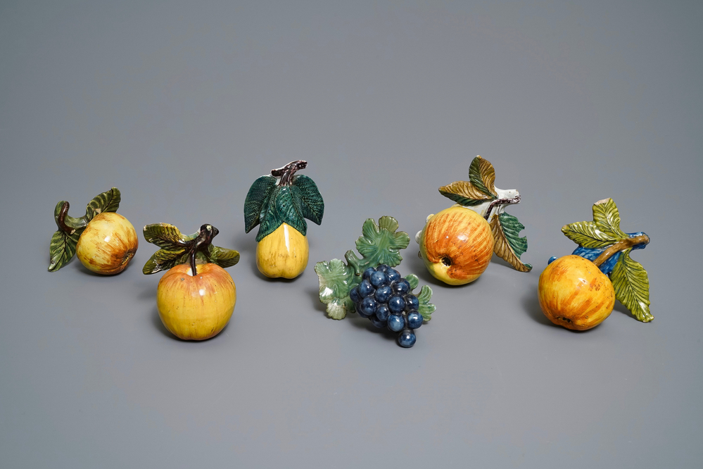 SIx mod&egrave;les de pommes, poires et raisins en fa&iuml;ence polychrome de Delft, 18&egrave;me