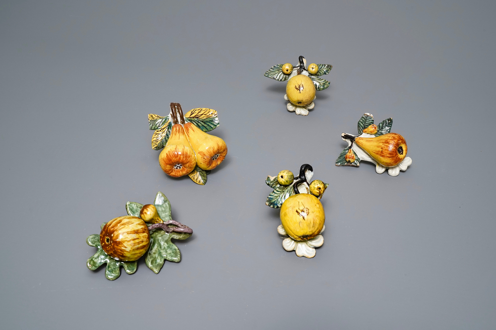 Cinq mod&egrave;les de pommes et poires en fa&iuml;ence polychrome de Delft, 18&egrave;me