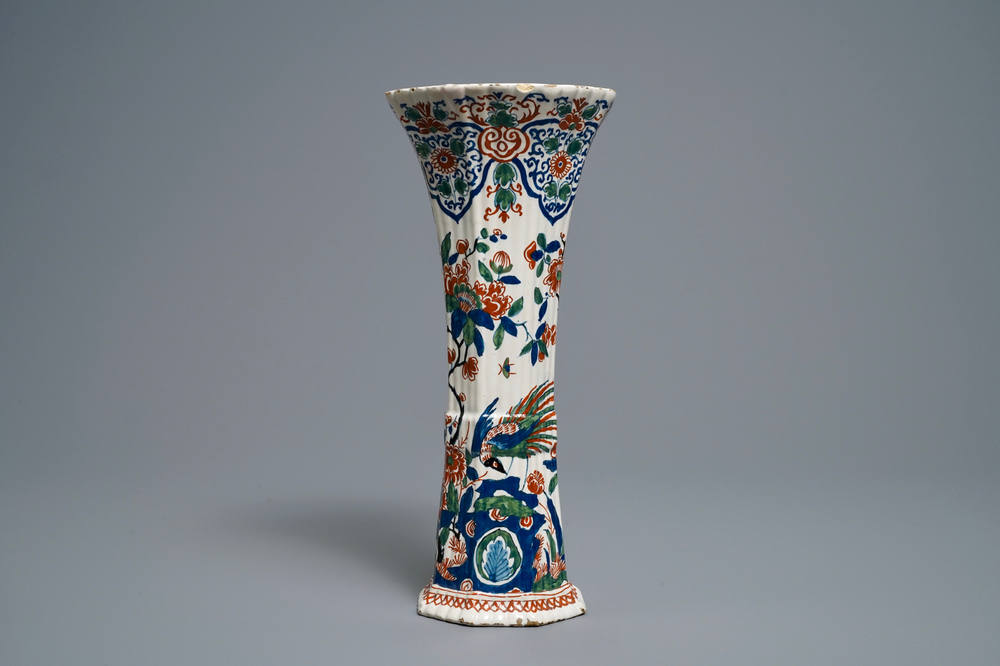 Un grand vase en fa&iuml;ence de Delft en palette cachemire, 17/18&egrave;me
