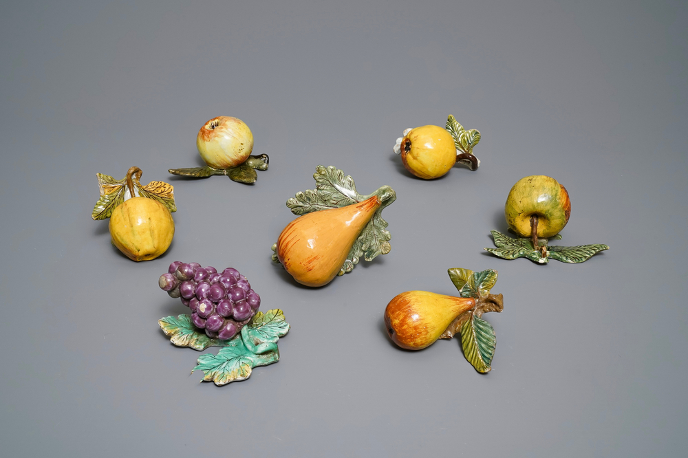 Sept mod&egrave;les de pommes, poires et raisins en fa&iuml;ence polychrome de Delft, 18&egrave;me