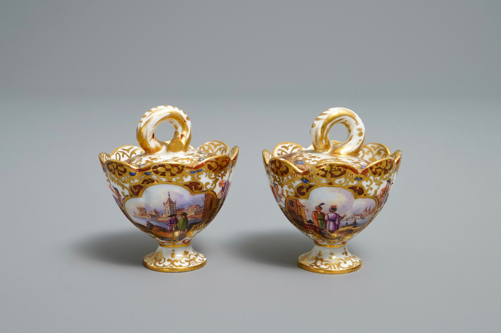 Une paire de pots &agrave; &eacute;pices couverts en porcelaine de Meissen &agrave; d&eacute;cor 'Kauffahrtei', Allemagne, 18&egrave;me