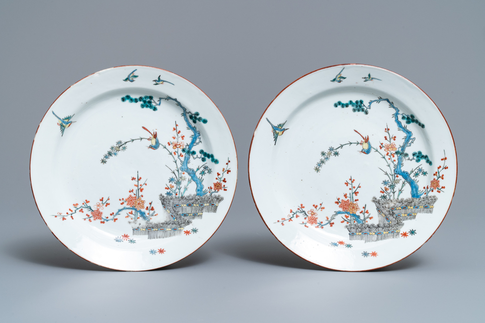 Une paire d'assiettes en porcelaine de Chine surd&eacute;cor&eacute; aux Pays-Bas dans le style Kakiemon, Kangxi/Yongzheng