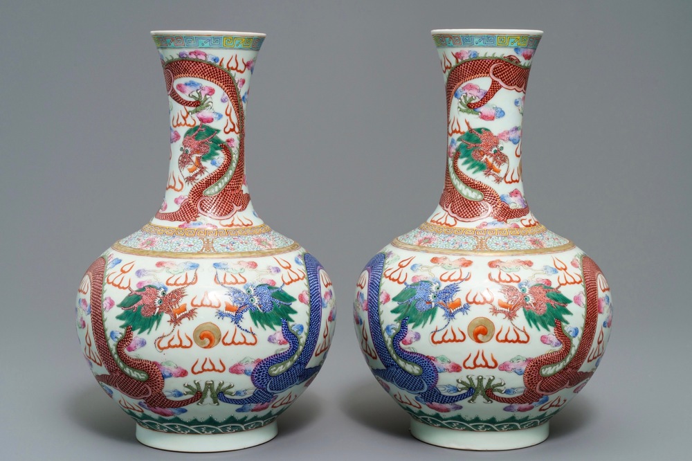 Een paar Chinese famille rose 'draken' vazen, Guangxu merk en periode