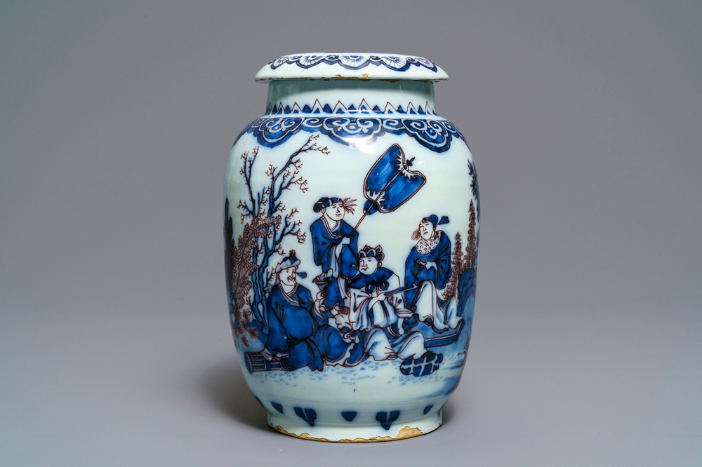 Un pot couvert en fa&iuml;ence de Delft en bleu, blanc et mangan&egrave;se &agrave; d&eacute;cor de chinoiserie, dernier quart du 17&egrave;me