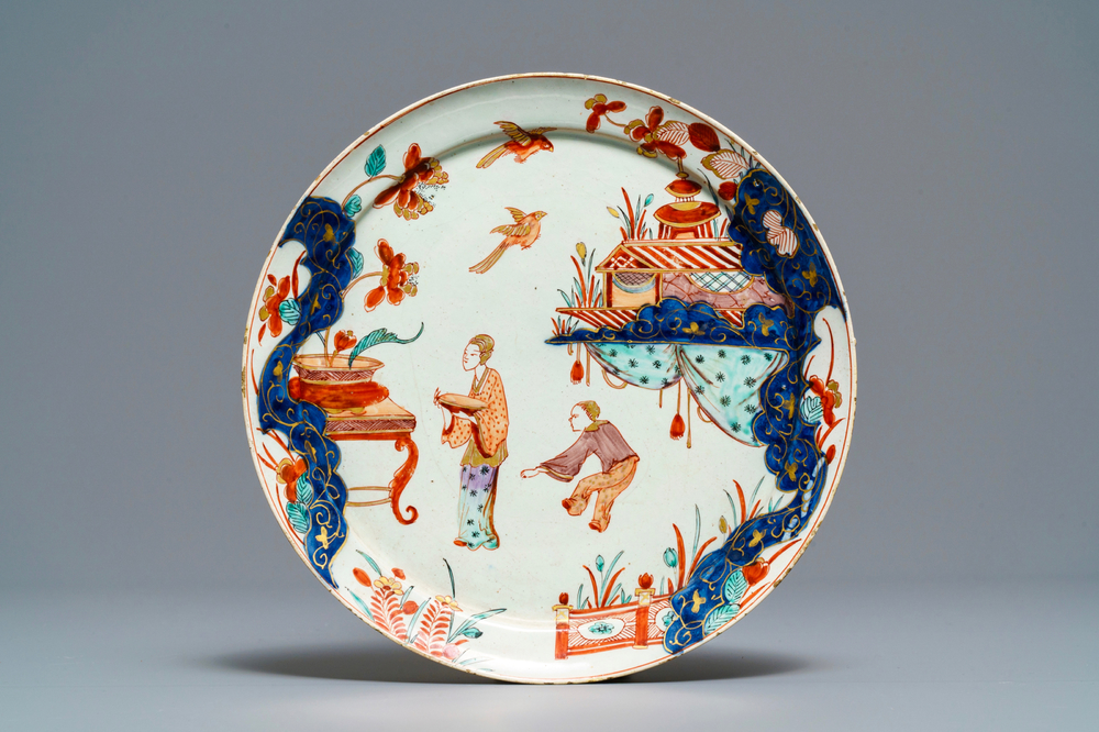A Dutch Delft dor&eacute; chinoiserie plate, early 18th C.