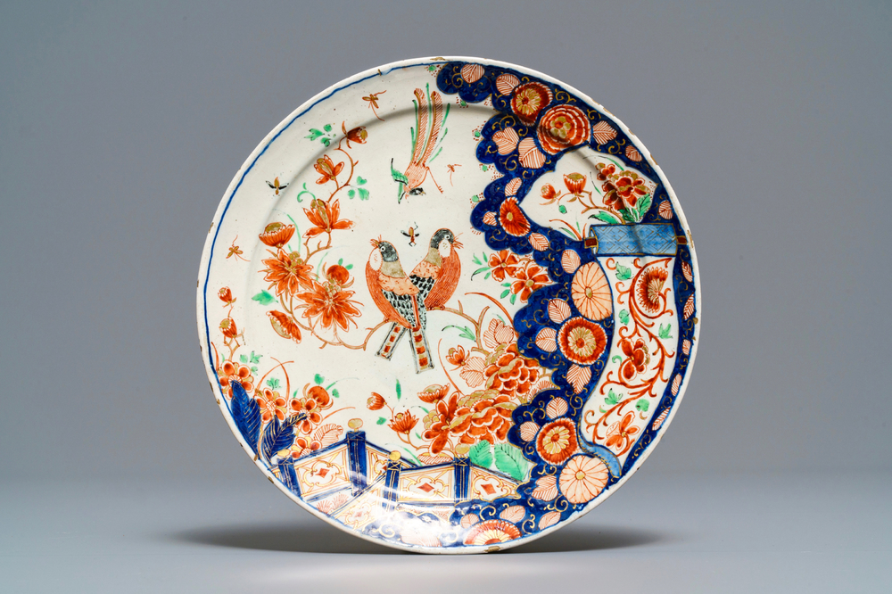 Een Delfts dor&eacute; chinoiserie bord met vogels bij bloesems, begin 18e eeuw