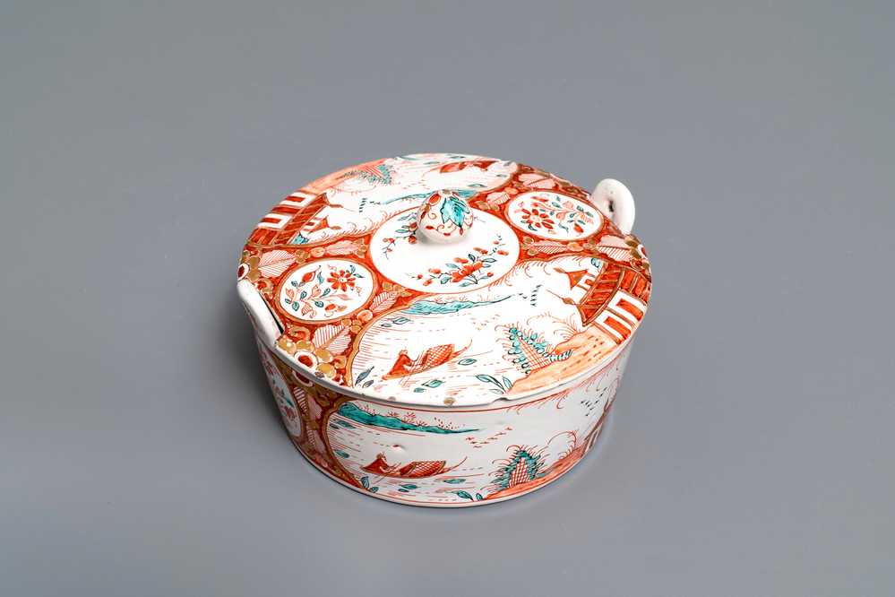 Een Delfts dor&eacute; botervloot met deksel met chinoiserie landschap, 18e eeuw