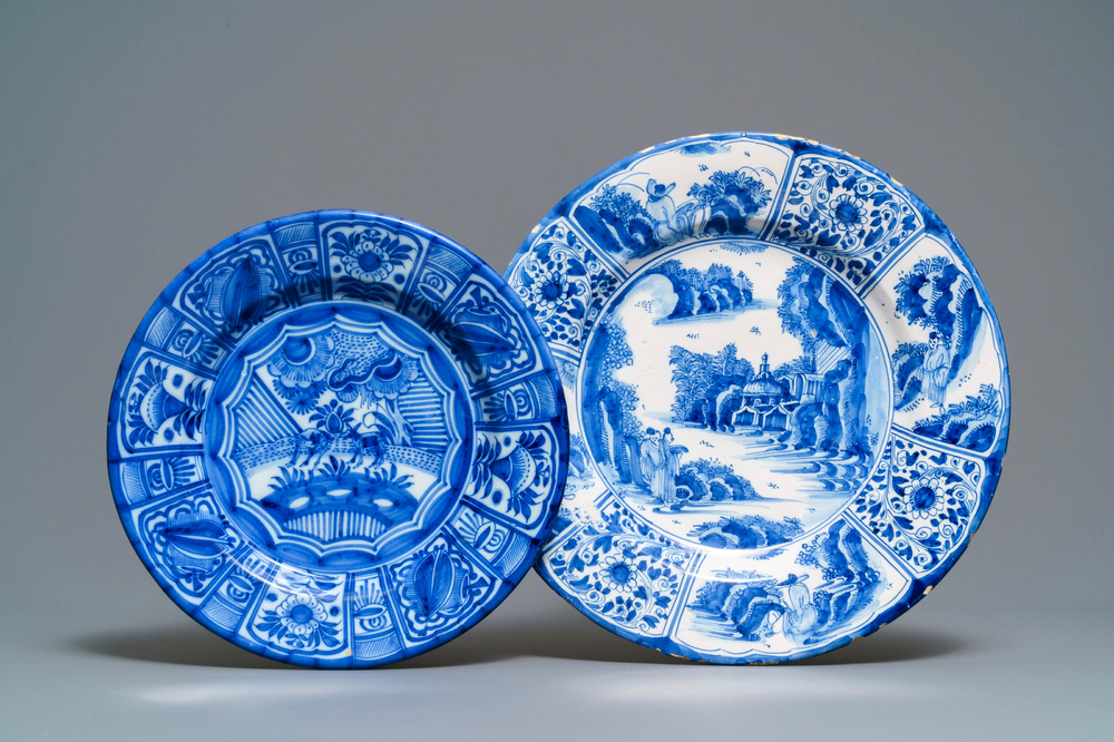 Deux plats en fa&iuml;ence de Delft en bleu et blanc &agrave; d&eacute;cor de chinoiserie, fin du 17&egrave;me