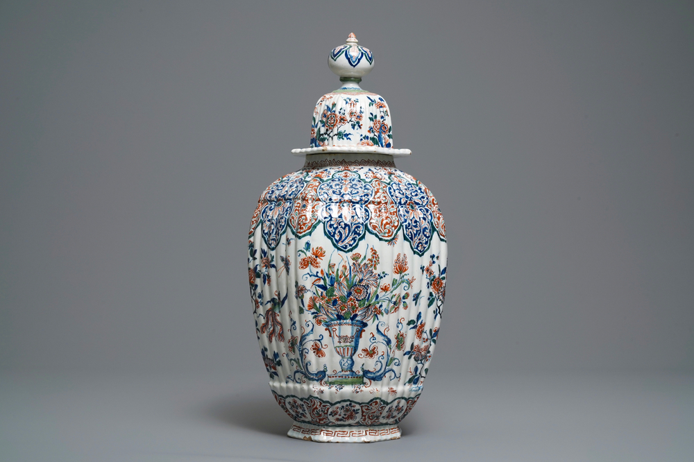 A large ribbed Dutch Delft cashmere palette vase, early 18th C.