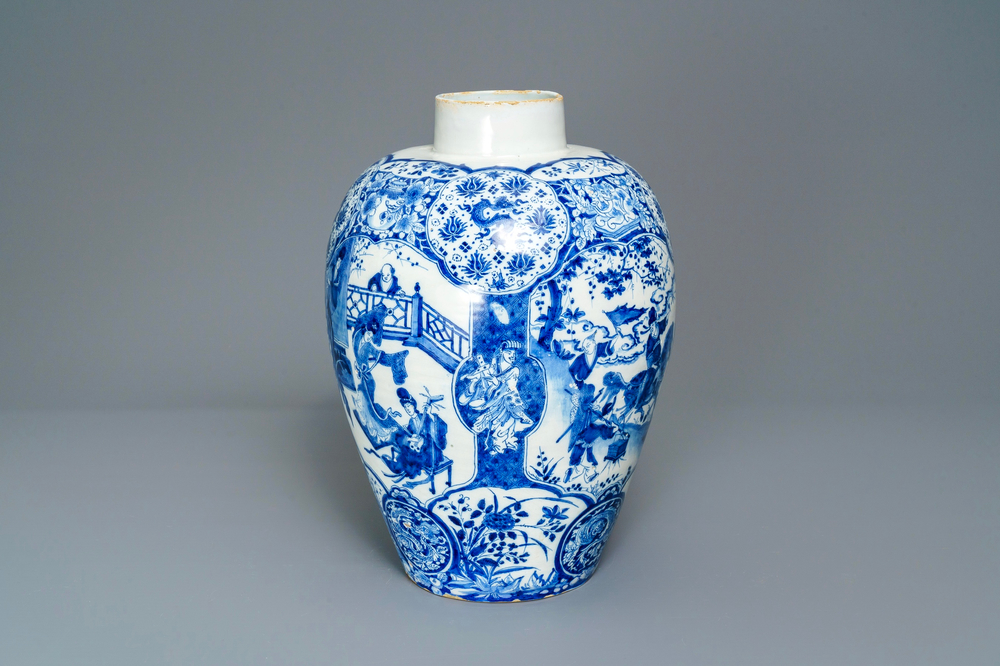 Un grand vase exceptionnel en fa&iuml;ence de Delft en bleu et blanc &agrave; d&eacute;cor de chinoiserie, 17/18&egrave;me