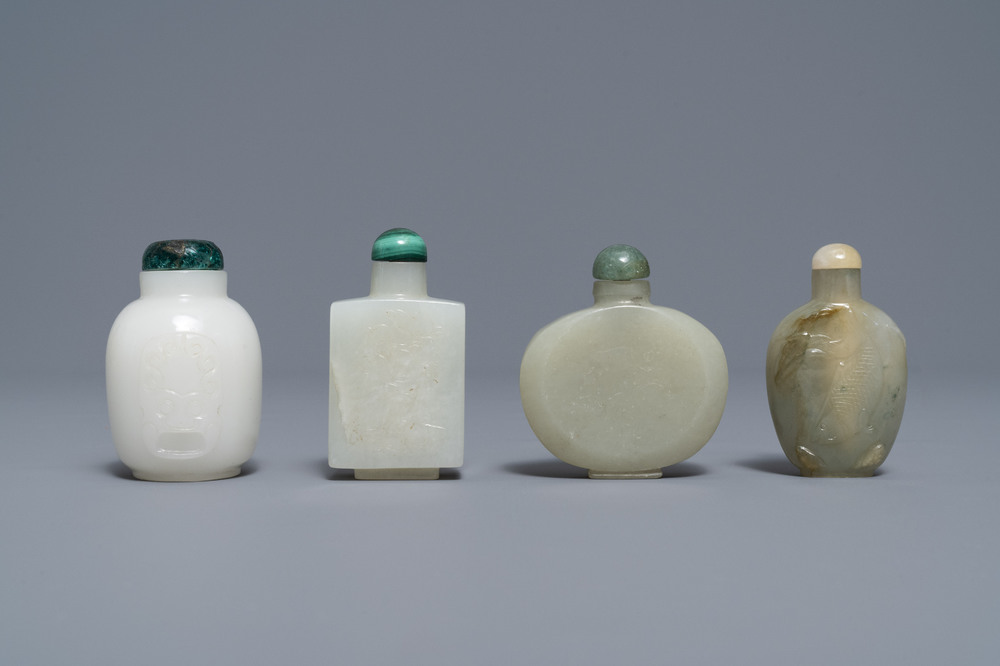 Vier Chinese snuifflessen in witte en celadon jade, 19/20e eeuw