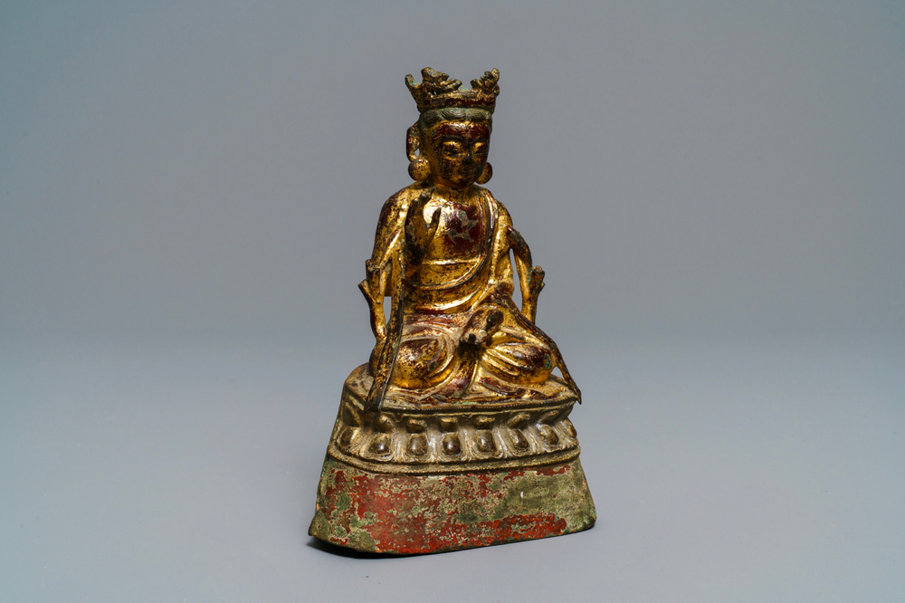 Een gelakte en vergulde bronzen figuur van Boeddha, Birma, 17/18e eeuw