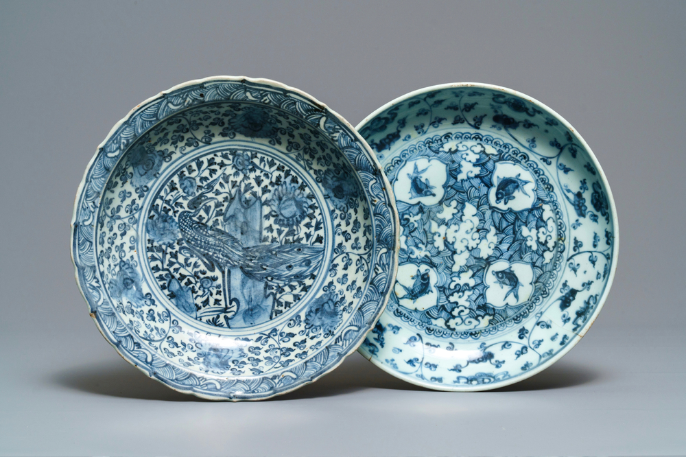 Deux plats en porcelaine de Chine en bleu et blanc &agrave; d&eacute;cor d'un paon et de poissons, Hongzhi