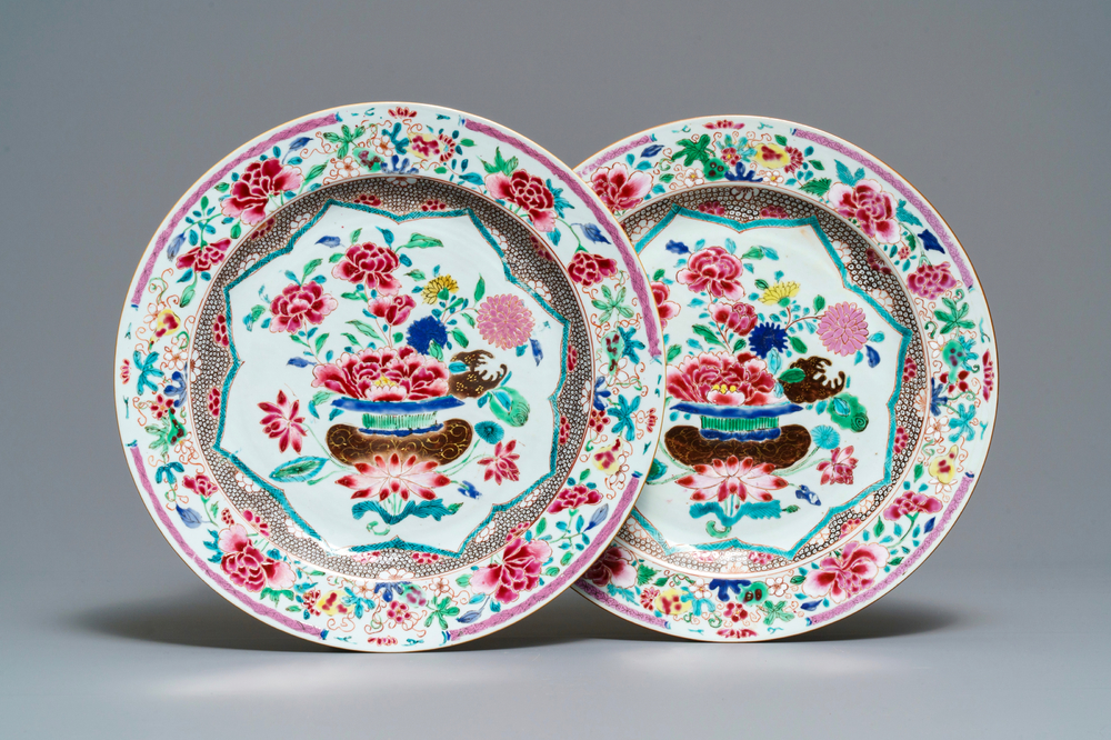 A pair of Chinese famille rose chargers with flower baskets, Qianlong