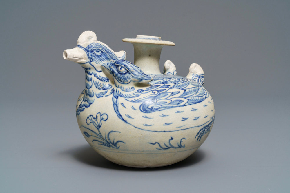 Un kendi en forme de deux canards en gr&egrave;s porcelaineux en bleu et blanc, Annam, Vietnam, 14/15&egrave;me