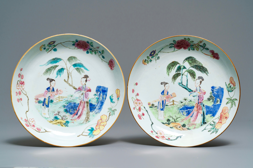 Une paire d'assiettes en porcelaine de Chine famille rose &agrave; d&eacute;cor de femmes dans un jardin, Yongzheng/Qianlong