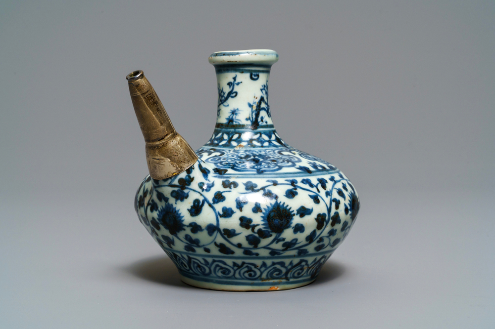 Un kendi en porcelaine de Chine en bleu et blanc &agrave; monture en argent, Ming