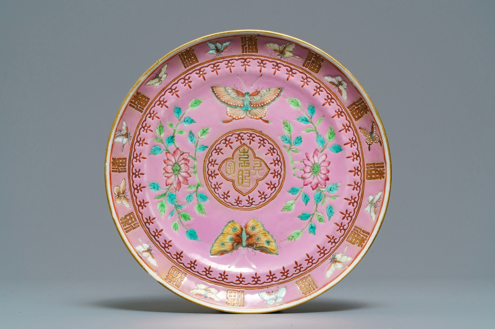 Een Chinees Straits famille rose bord voor de Pan familie, Guangxu merk, 19e eeuw
