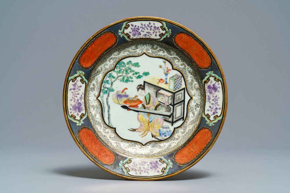 Une assiette en porcelaine de Chine famille rose &agrave; d&eacute;cor d'une femme jouant le qin, Yongzheng