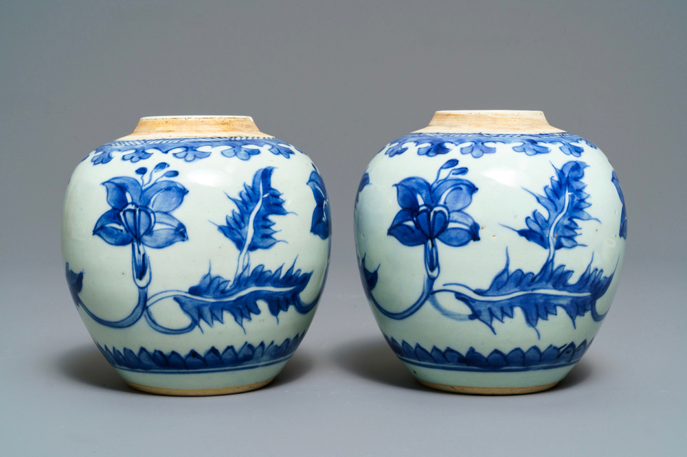 Une paire de pots en porcelaine de Chine en bleu et blanc, Kangxi