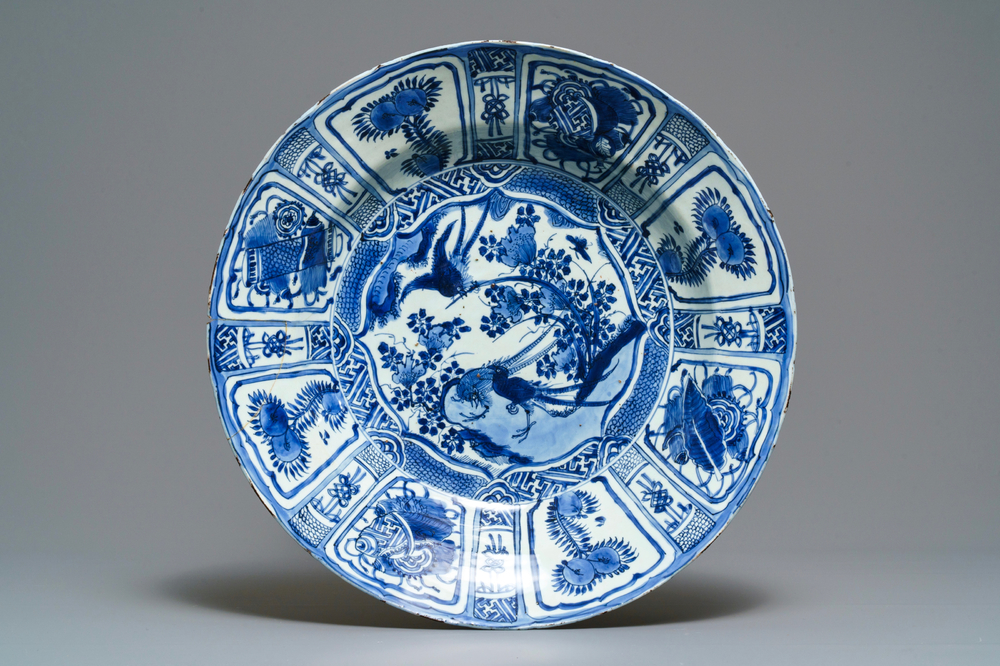 Un tr&egrave;s grand plat en porcelaine de Chine en bleu et blanc de type kraak, Wanli