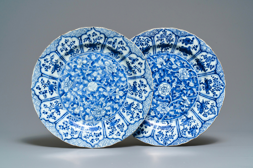 Une paire de plats en porcelaine de Chine en bleu et blanc &agrave; d&eacute;cor floral, Kangxi