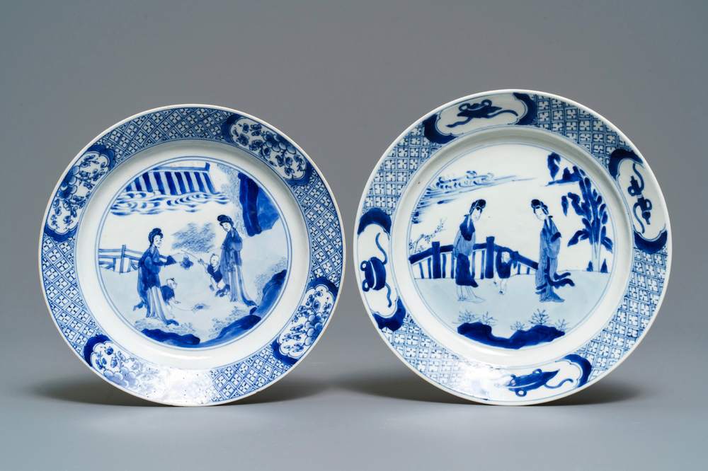 Staat Zin Vochtig Twee Chinese blauw-witte borden met Lange Lijzen en zotjes, Chenghua merk,  Kangxi - Rob Michiels Auctions