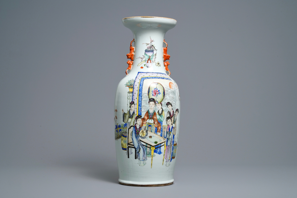 Un vase en porcelaine de Chine qianjiang cai &agrave; d&eacute;cor de femmes autour d'une table, sign&eacute; Yan Bing Jun, dat&eacute; 1913