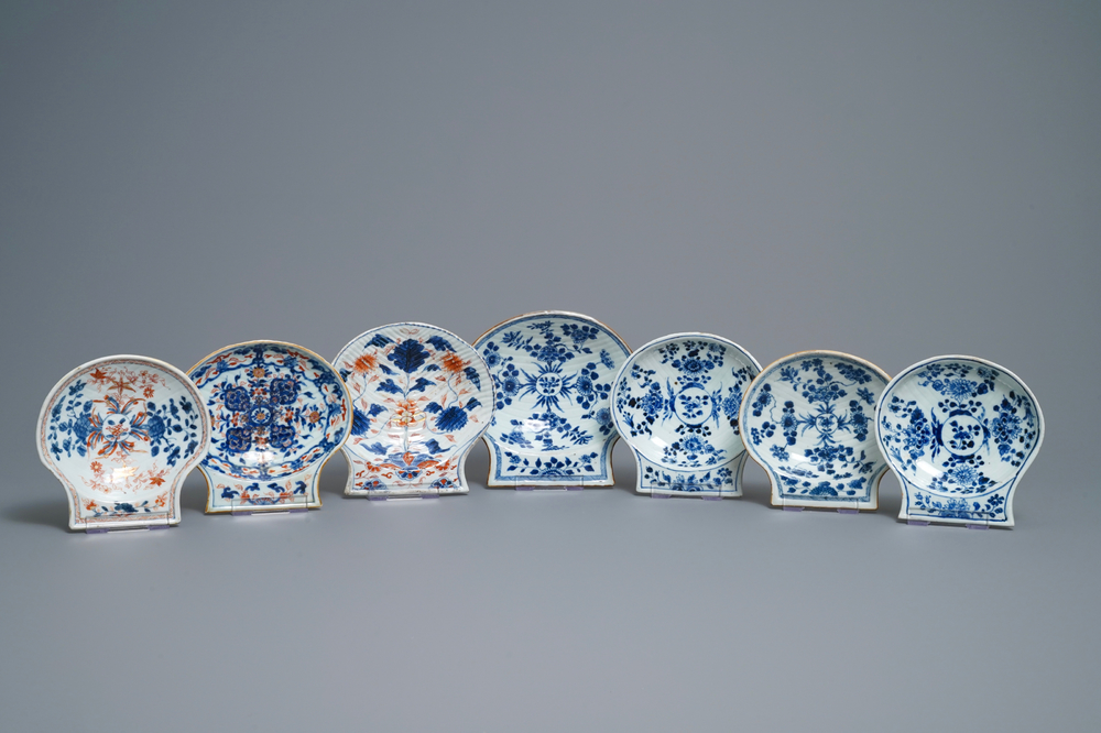 Sept coupes en forme de coquille en porcelaine de Chine de style Imari et en bleu et blanc, Kangxi