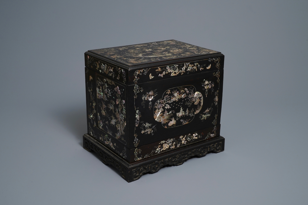 A Chinese or Vietnamese mother-of-pearl-inlaid lacquered wooden liquor casket, 19/20th C.