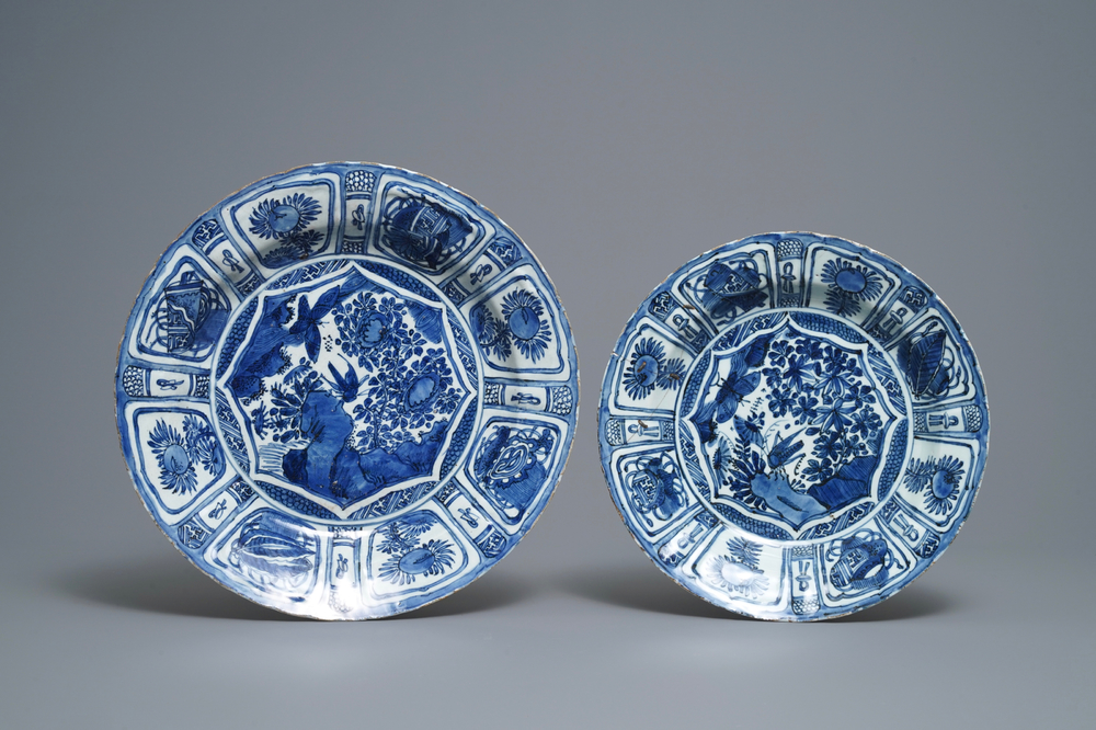 Twee Chinese blauw-witte kraakporseleinen schotels met een vlinder en een sprinkhaan, Wanli