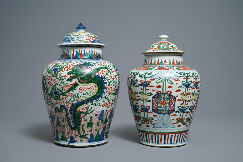 Deux vases couverts en porcelaine de Chine wucai, &eacute;poque Transition