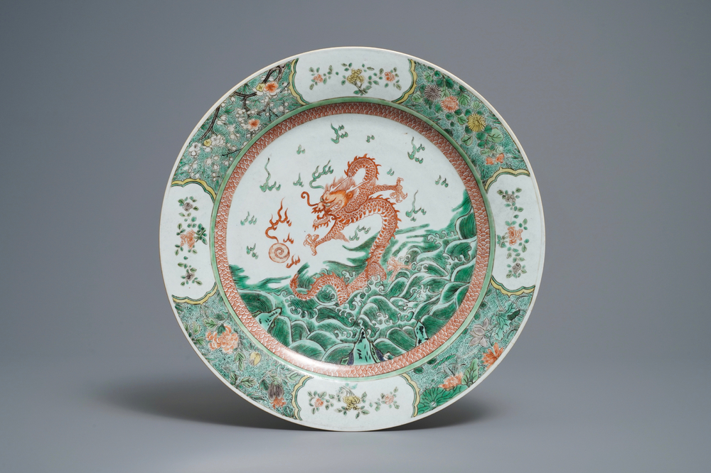 Un plat en porcelaine de Chine famille verte &agrave; d&eacute;cor d'un dragon, Kangxi