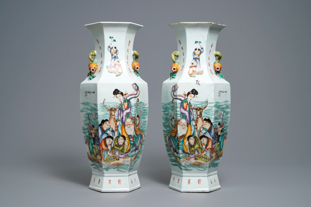 Une paire de vases de forme hexagonale en porcelaine de Chine qianjiang cai, sign&eacute;s Wang Qi, dat&eacute;s 1918