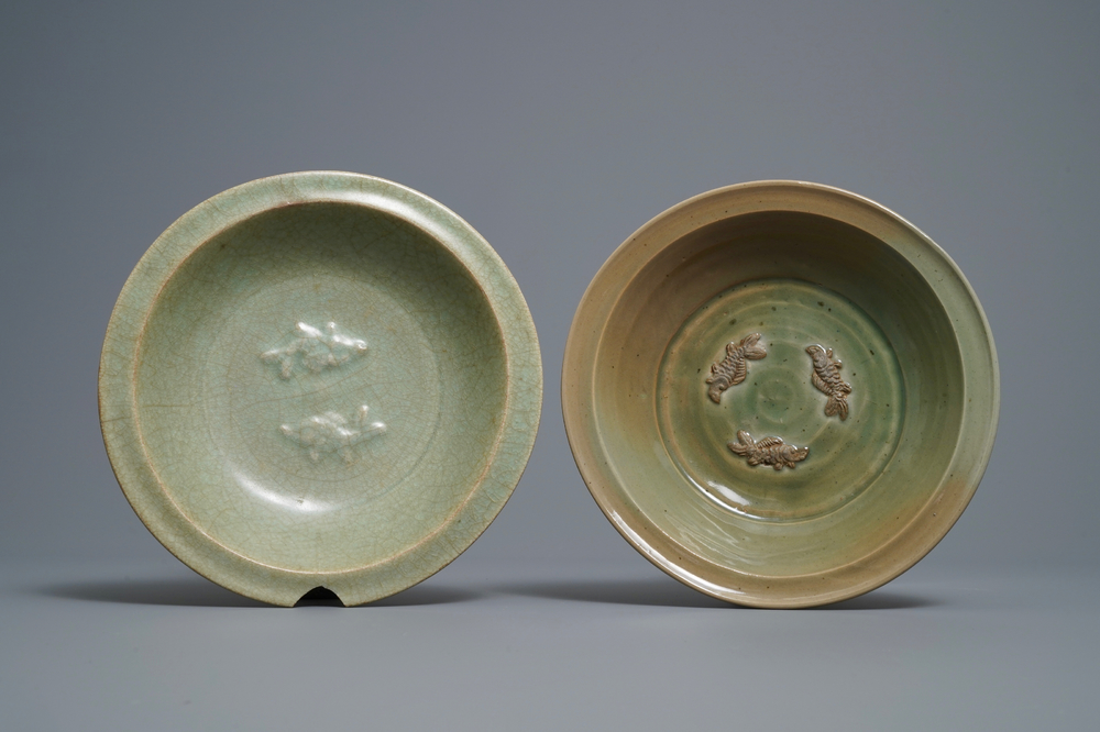 Twee Chinese Longquan celadon borden met vissen, Ming