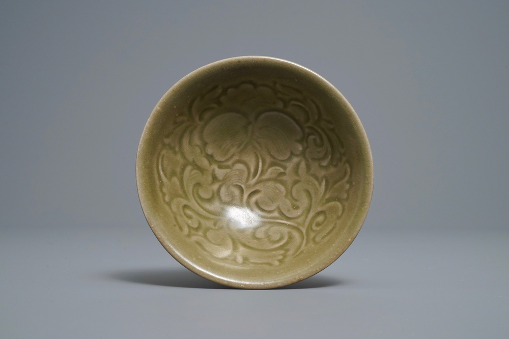Een Chinese yaozhou celadon kom met floraal decor, Song