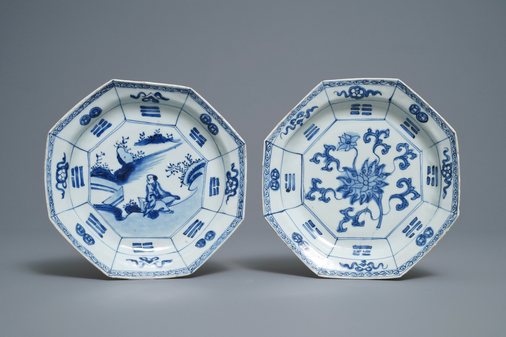 Deux assiettes de forme octagonal en porcelaine de Chine en bleu et blanc, Tianqi