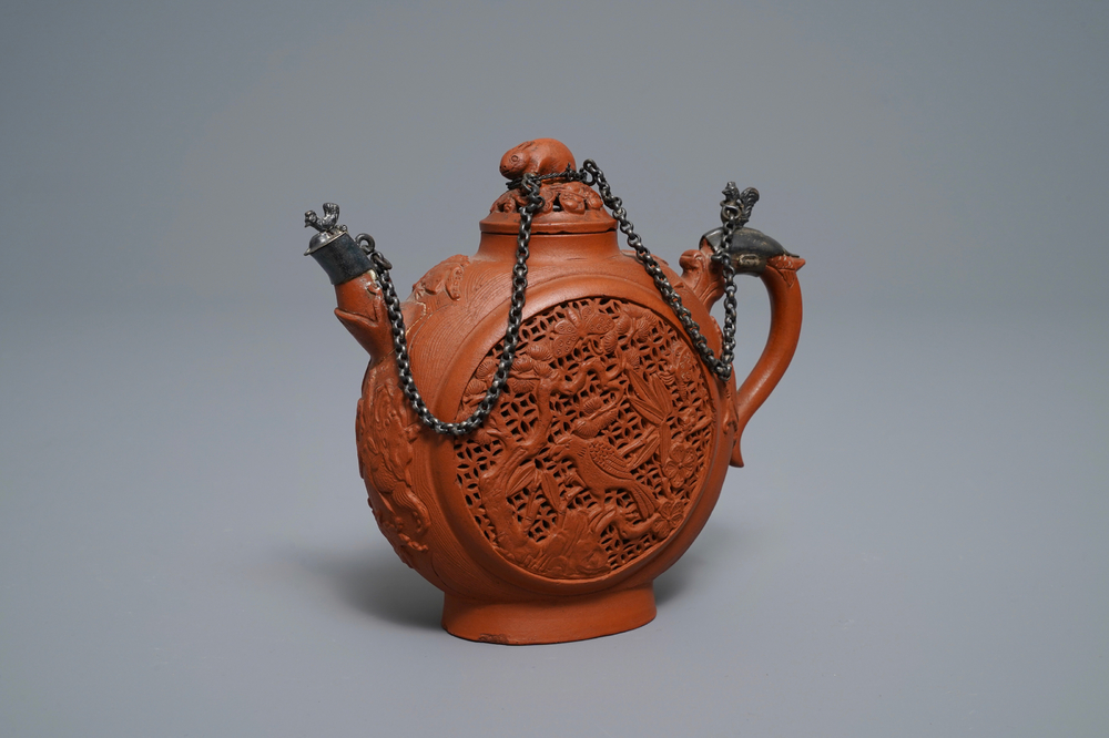 Een Chinese dubbelwandige opengewerkte Yixing steengoed theepot met zilveren montuur, Kangxi