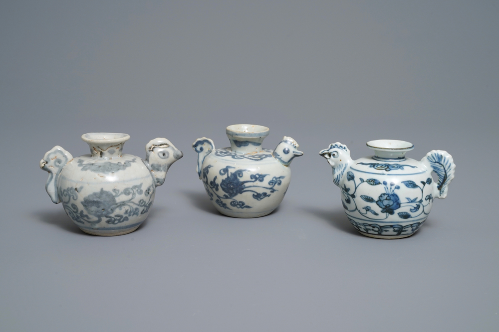 Trois compte-gouttes aux t&ecirc;tes de poules en porcelaine de Chine en bleu et blanc, Ming