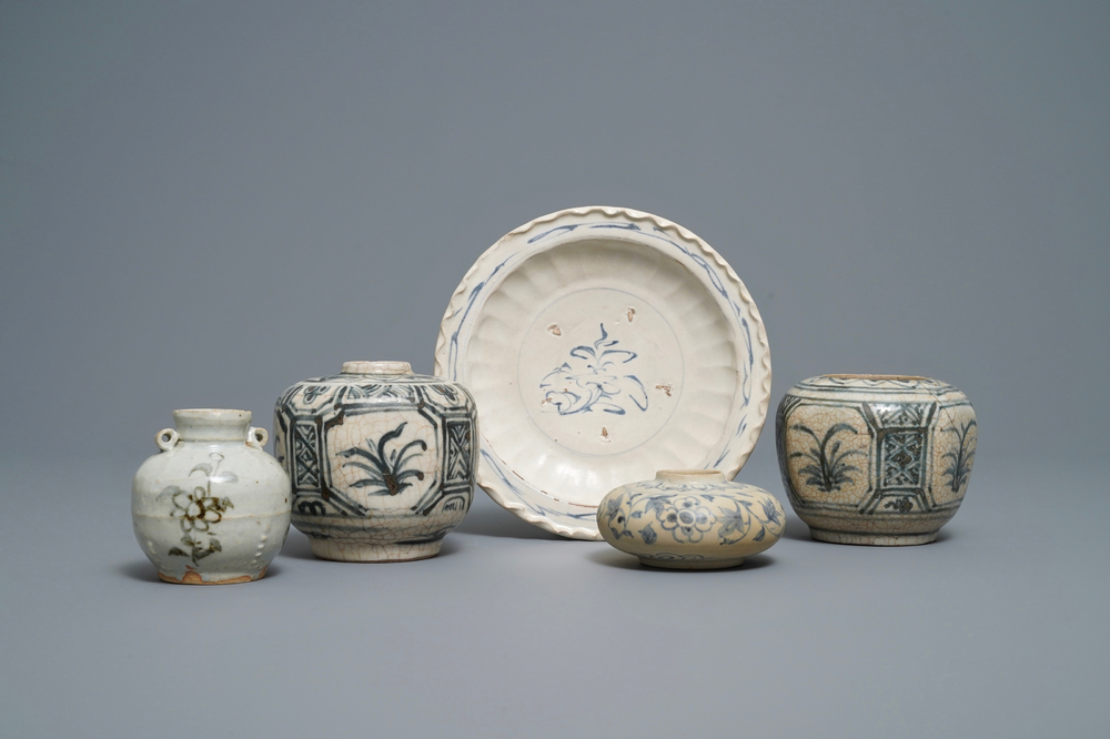 Four Annamese blue and white vases and a dish, Vietnam, 14/16th C.