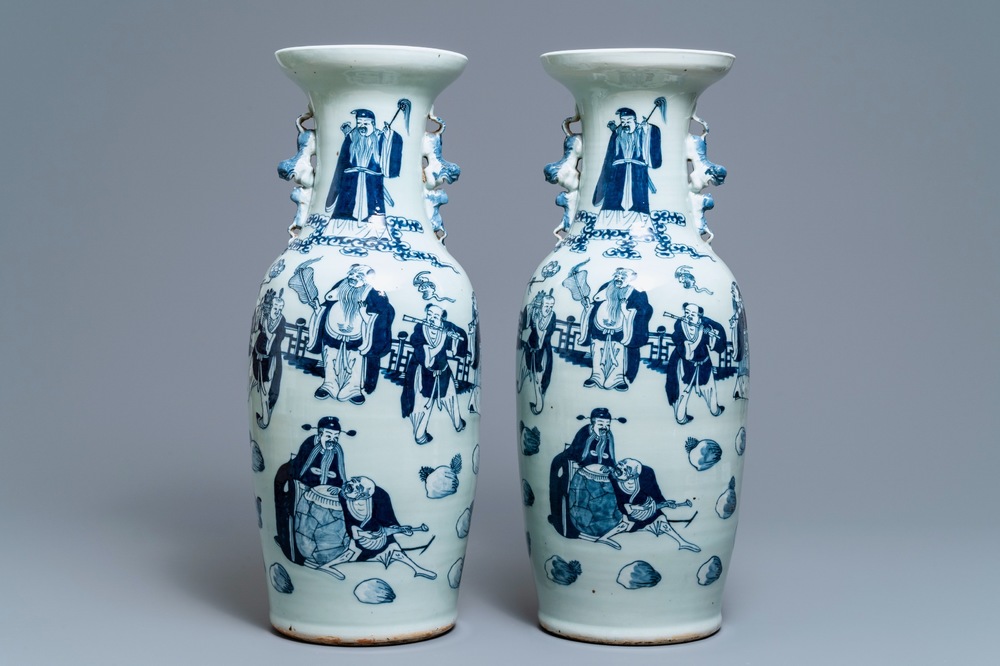 Een paar Chinese blauw-witte celadon vazen met figuren, 19e eeuw