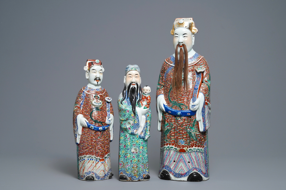 Drie Chinese famille rose figuren van sterrengoden, 19/20e eeuw