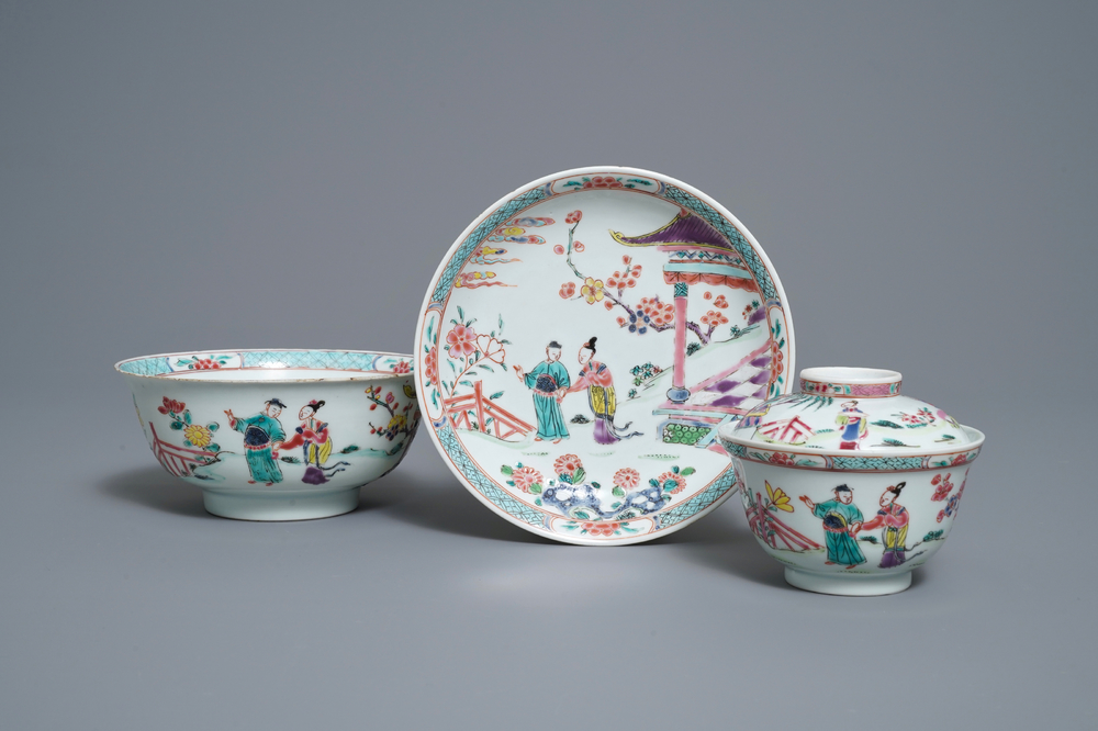 Deux bols et une assiette en porcelaine de Chine famille rose, marque et &eacute;poque de Yongzheng