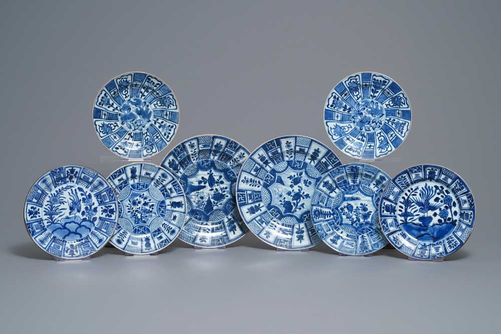 Huit assiettes en porcelaine de Chine en bleu et blanc de style Wanli, Kangxi