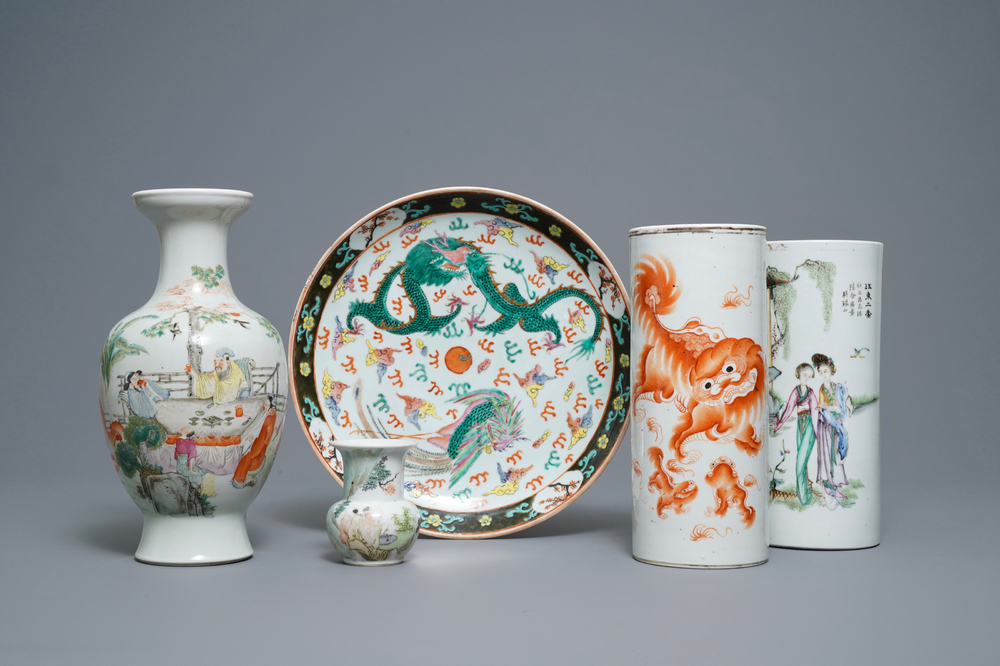 Quatre vases et un plat en porcelaine de Chine famille rose et qianjiang cai, 19/20&egrave;me