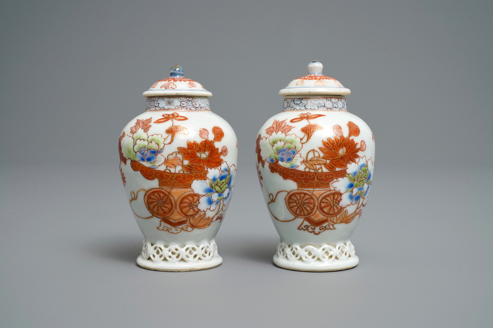 Une paire de bo&icirc;tes &agrave; th&eacute; couvertes en porcelaine de Chine en rouge de fer et dor&eacute;, Yongzheng