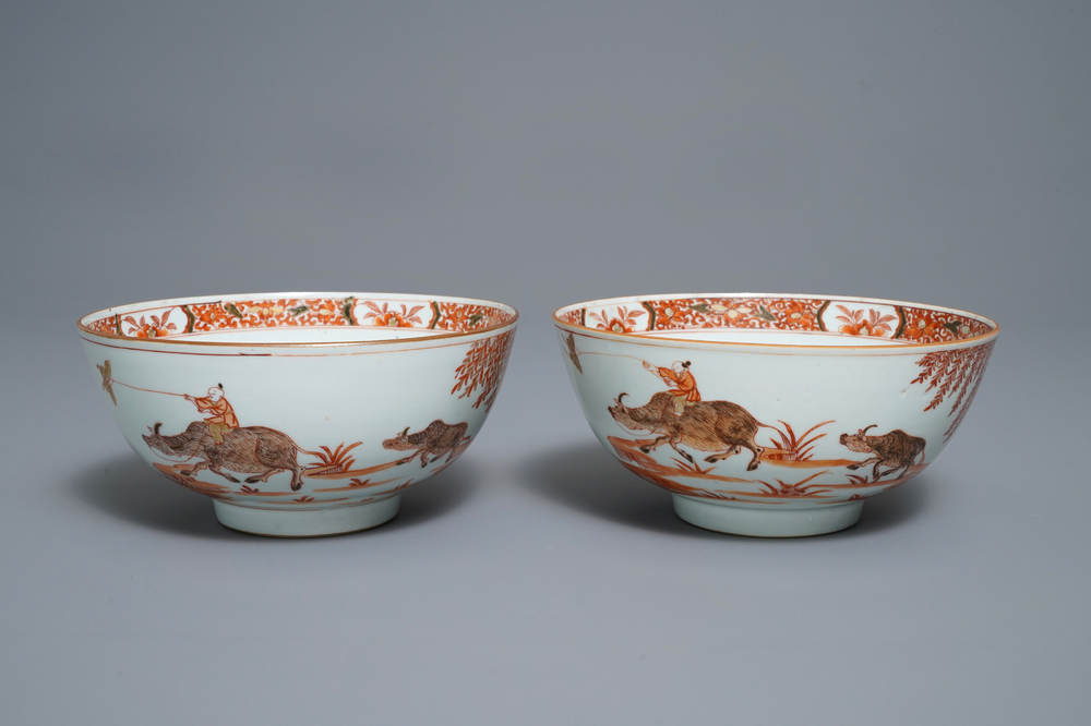 Une paire de bols en porcelaine de Chine en rouge de fer et dor&eacute;, Yongzheng