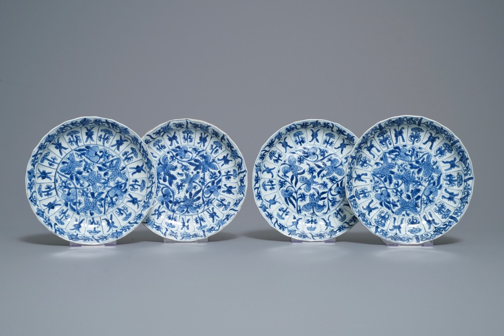 Vier Chinese blauw-witte borden in lotusvorm met floraal decor, Kangxi