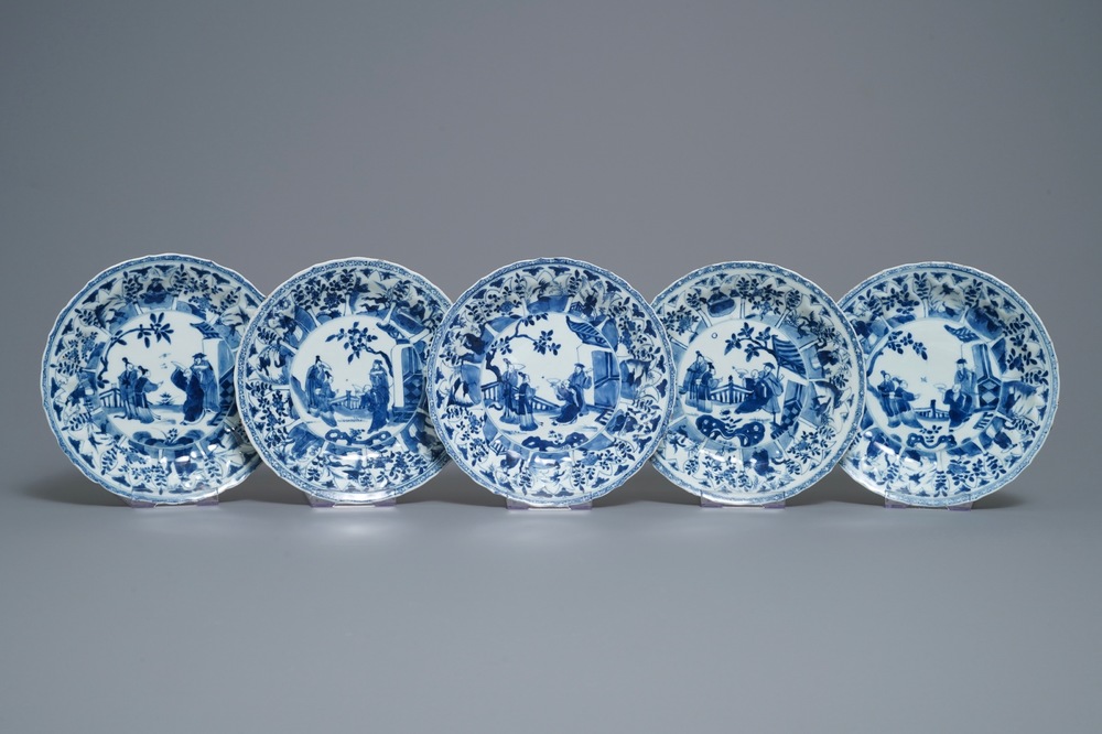Cinq assiettes en porcelaine de Chine en bleu et blanc &agrave; d&eacute;cor de 'La Romance de la chambre de l'ouest', Kangxi
